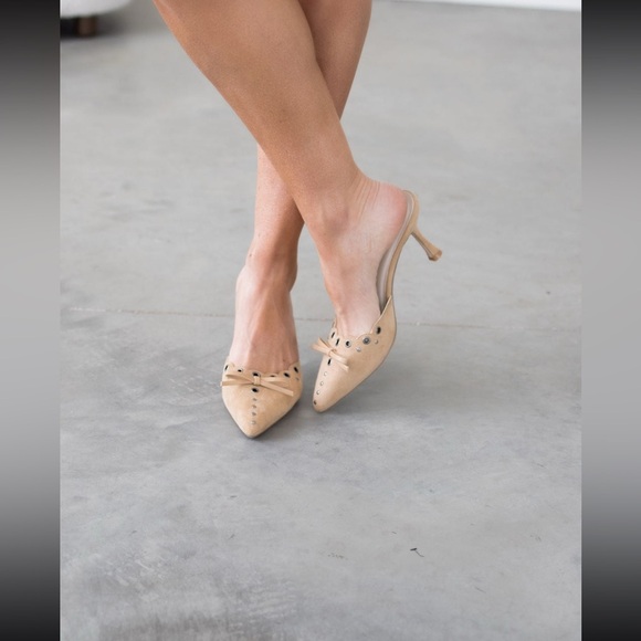 Oasis Society Shoes - Oasis Society Kitten Heels Color Sand Womens Size 9 Bow Design Pointed Toe